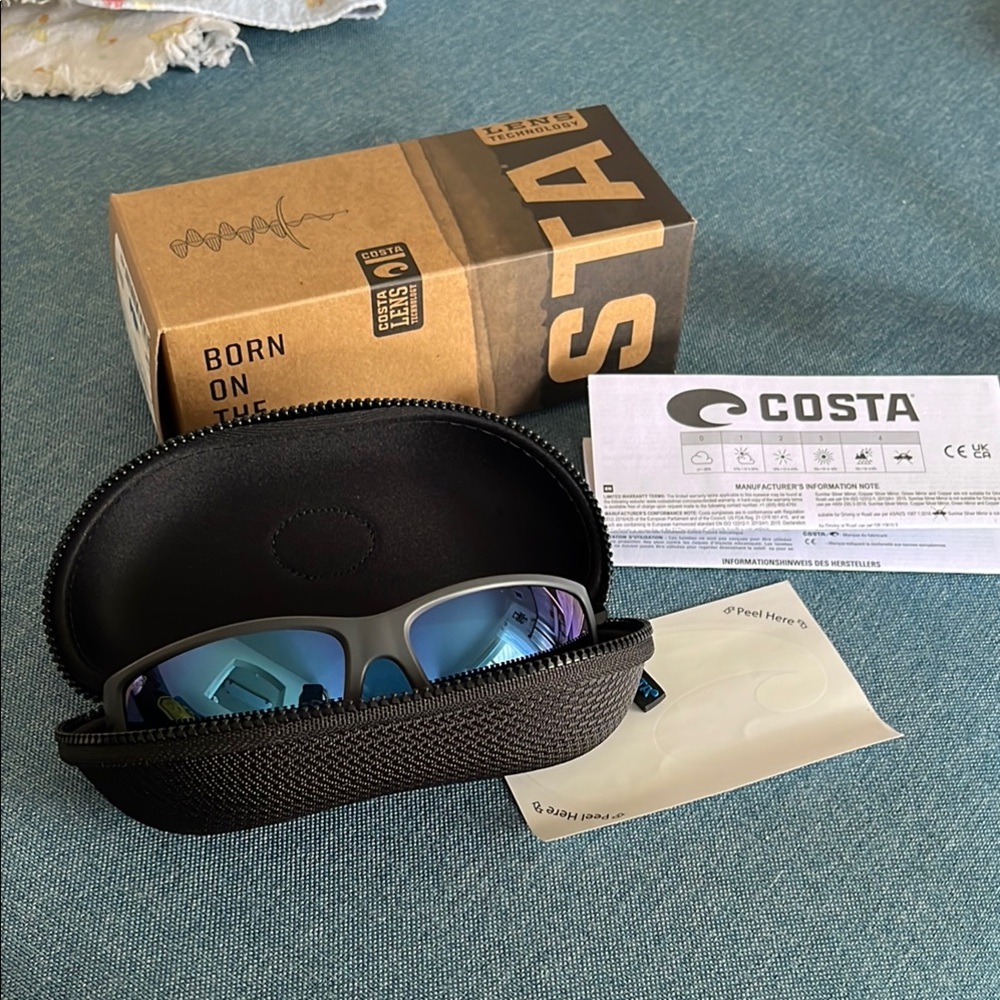 Costa Reefton Polarized Glasses - Black Frame with Blue Lenses - Picture 2 of 4
